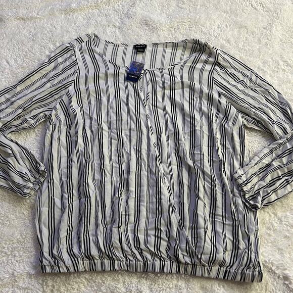 Torrid NWT Women's White/ Black Strip KeyHole Long Sleeve Elastic Waist Band Sz2 - Picture 2 of 7